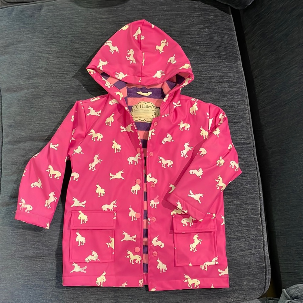Hatley raincoat size 5- pink unicorns, color changing when wet!